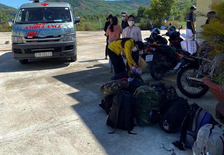 Quảng Ngãi đón 13 người dân dự tính đi bộ từ Phú Yên về quê - 1