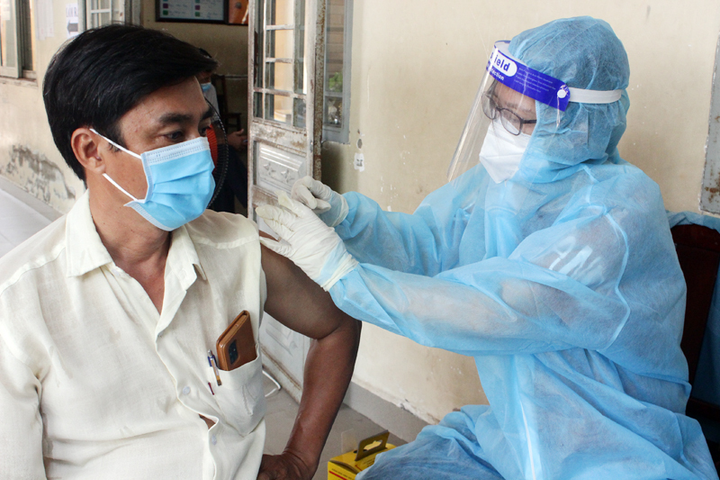 Vì sao Đồng Nai chậm tiêm vaccine COVID-19 cho người dân? - 1