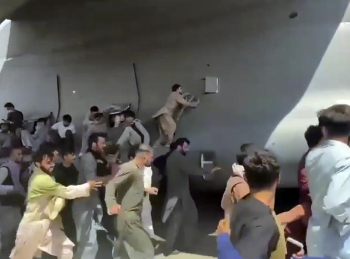 Ảnh: Cảnh hỗn loạn kinh hoàng ở sân bay Kabul, dân đeo bám càng như bám xe đò - 5