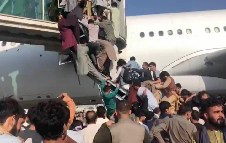 Ảnh: Cảnh hỗn loạn kinh hoàng ở sân bay Kabul, dân đeo bám càng như bám xe đò - 3
