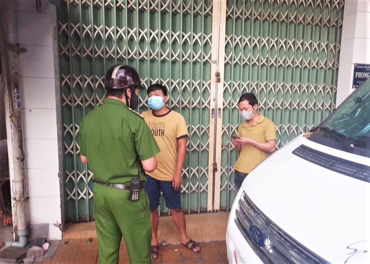 Đà Nẵng: Đi bộ 500m, 2 người đàn ông ‘dính’ mức phạt 15 triệu đồng - 1