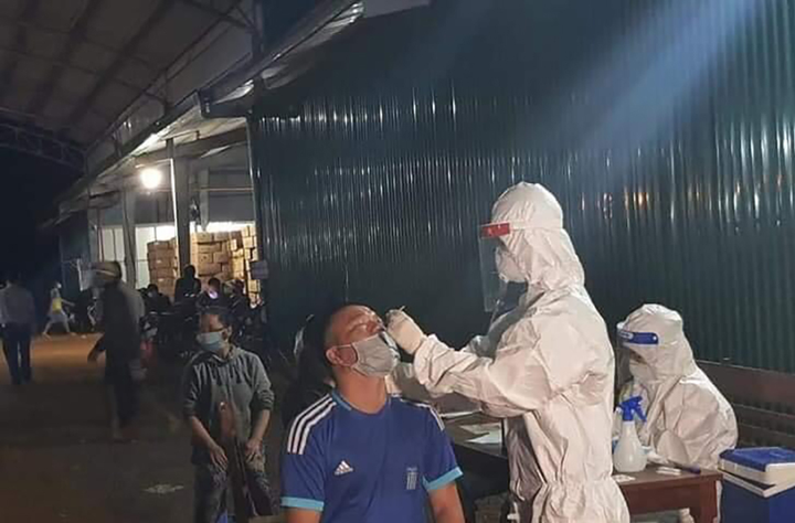 Đắk Lắk: Khẩn trương lấy 900 mẫu test trong đêm, phát hiện 27 ca dương tính - 1