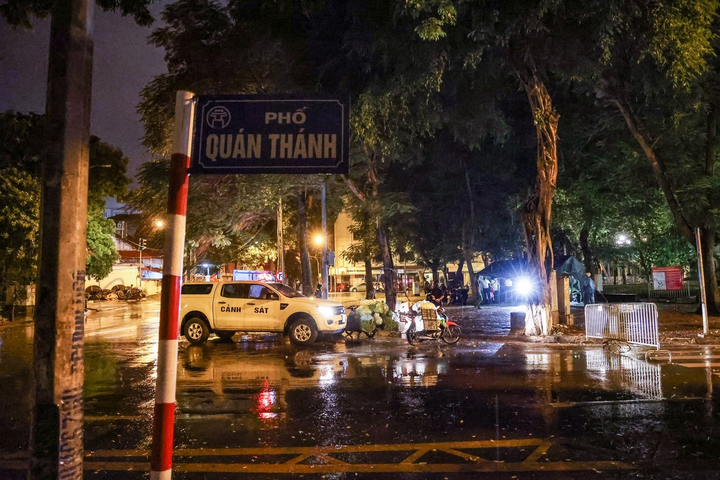 Hà Nội: Trắng đêm dẹp chợ nông sản trái phép cạnh Bốt Hàng Đậu - 1