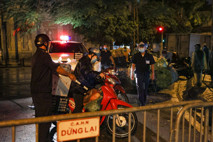 Hà Nội: Trắng đêm dẹp chợ nông sản trái phép cạnh Bốt Hàng Đậu - 7