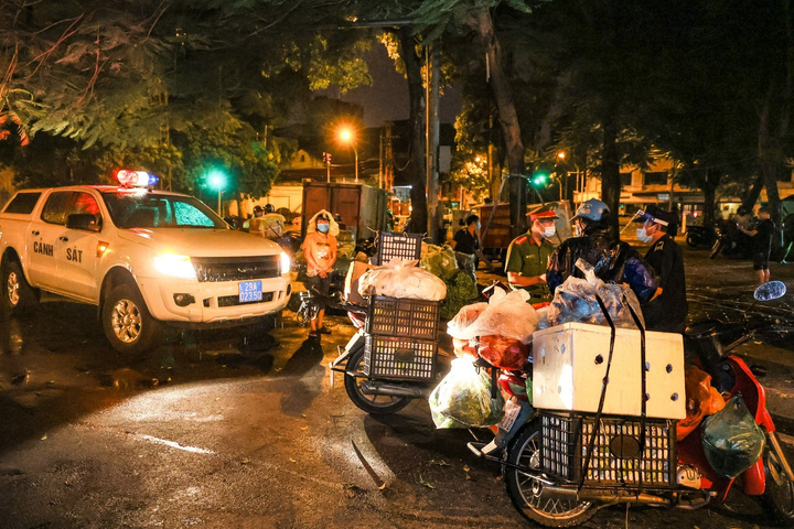 Hà Nội: Trắng đêm dẹp chợ nông sản trái phép cạnh Bốt Hàng Đậu - 2