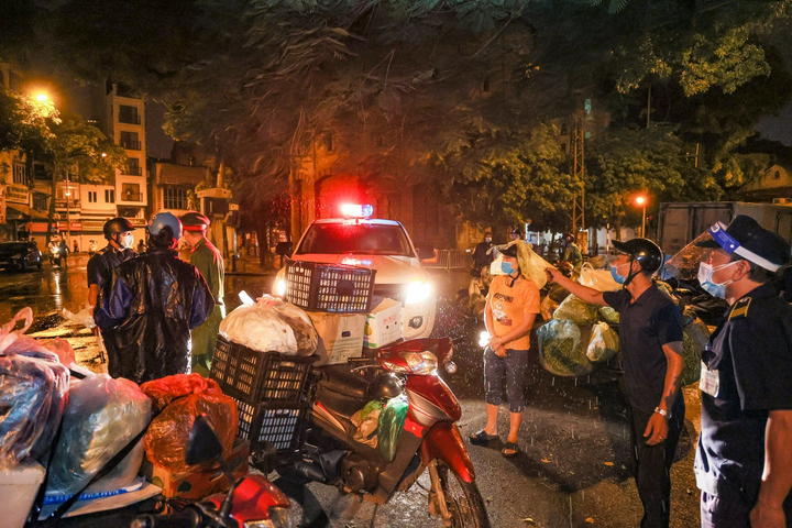 Hà Nội: Trắng đêm dẹp chợ nông sản trái phép cạnh Bốt Hàng Đậu - 3