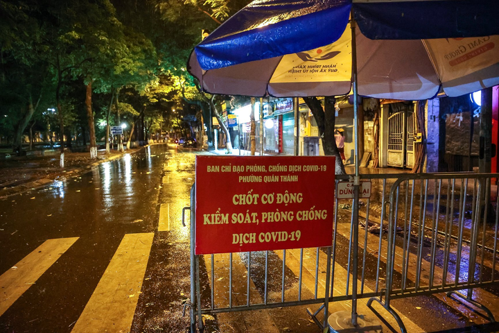 Hà Nội: Trắng đêm dẹp chợ nông sản trái phép cạnh Bốt Hàng Đậu - 14