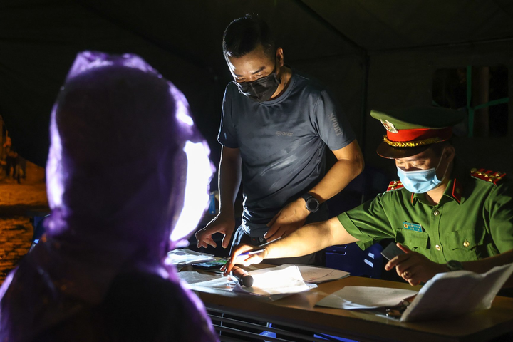 Hà Nội: Trắng đêm dẹp chợ nông sản trái phép cạnh Bốt Hàng Đậu - 10