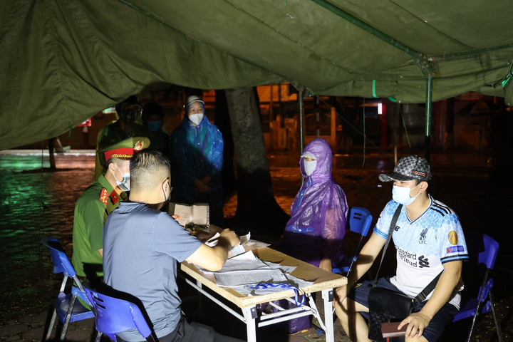 Hà Nội: Trắng đêm dẹp chợ nông sản trái phép cạnh Bốt Hàng Đậu - 9