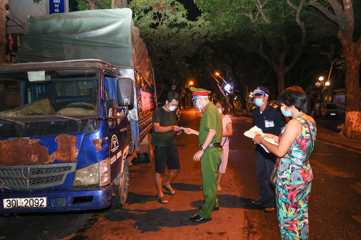 Hà Nội: Trắng đêm dẹp chợ nông sản trái phép cạnh Bốt Hàng Đậu - 8