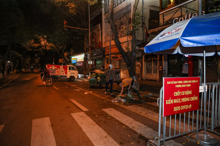 Hà Nội: Trắng đêm dẹp chợ nông sản trái phép cạnh Bốt Hàng Đậu - 13