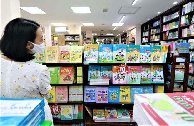 Năm học mới cận kề, phụ huynh đứng ngồi không yên khi chưa mua được SGK cho con - 1
