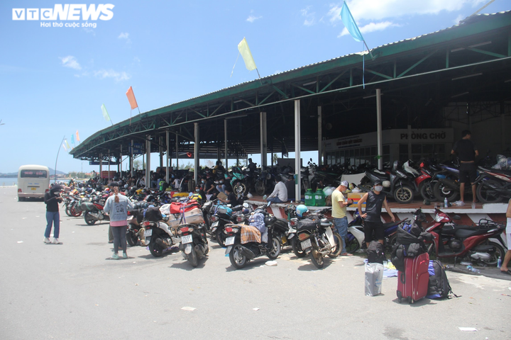 Huế xử phạt, cách ly thu phí đối với người về từ vùng giãn cách theo Chỉ thị 16 - 1