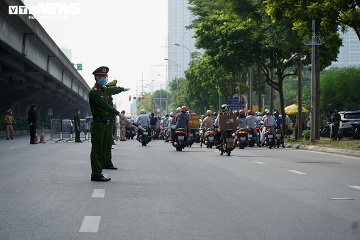 Lấy lý do quên giấy đi đường, nhiều người dân Hà Nội xin bỏ qua khi bị xử phạt - 1