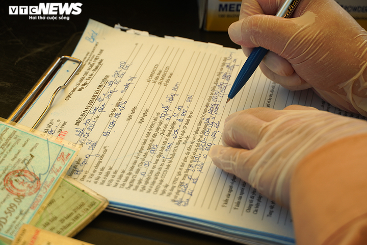 Lấy lý do quên giấy đi đường, nhiều người dân Hà Nội xin bỏ qua khi bị xử phạt - 10