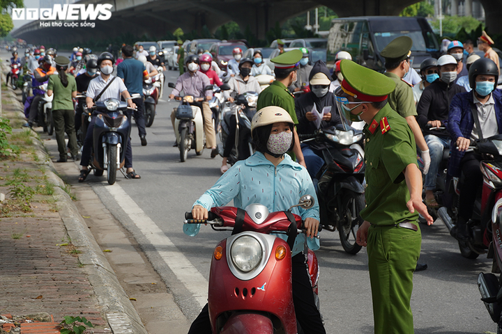 Lấy lý do quên giấy đi đường, nhiều người dân Hà Nội xin bỏ qua khi bị xử phạt - 2