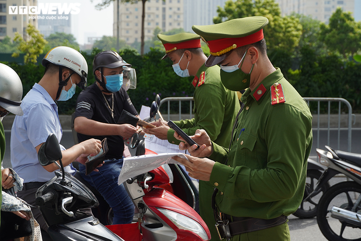 Lấy lý do quên giấy đi đường, nhiều người dân Hà Nội xin bỏ qua khi bị xử phạt - 3