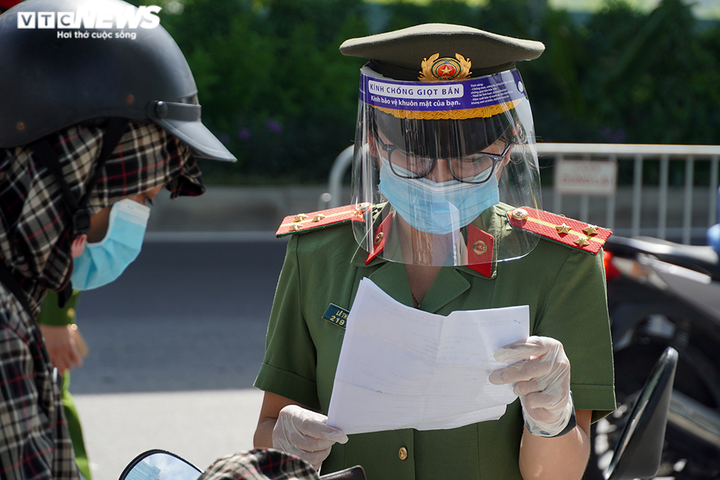 Lấy lý do quên giấy đi đường, nhiều người dân Hà Nội xin bỏ qua khi bị xử phạt - 4
