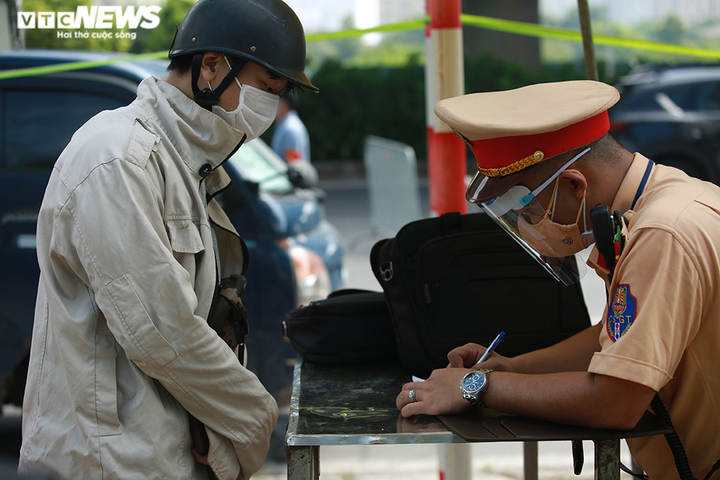 Lấy lý do quên giấy đi đường, nhiều người dân Hà Nội xin bỏ qua khi bị xử phạt - 6