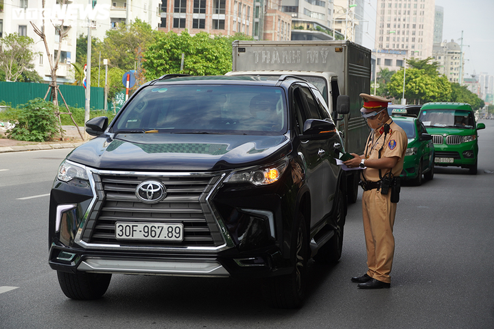 Lấy lý do quên giấy đi đường, nhiều người dân Hà Nội xin bỏ qua khi bị xử phạt - 8