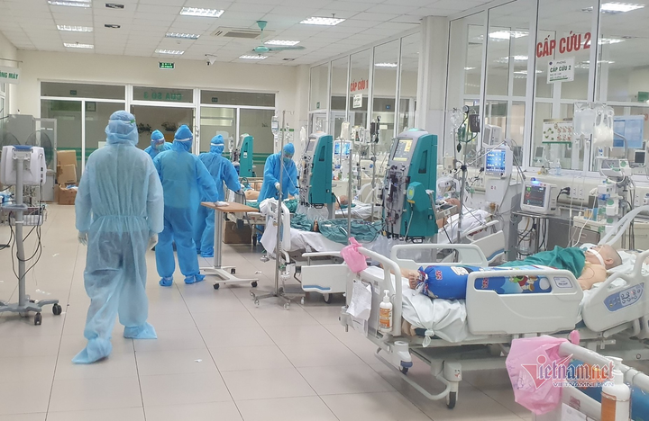 Xúc động người phụ nữ 71 tuổi mắc COVID-19 xin nhường máy thở cho chồng - 1