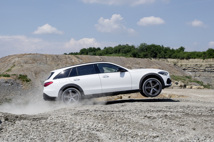 Chi tiết C-Class All-Terrain, xe gầm cao mới của Mercedes-Benz - 5