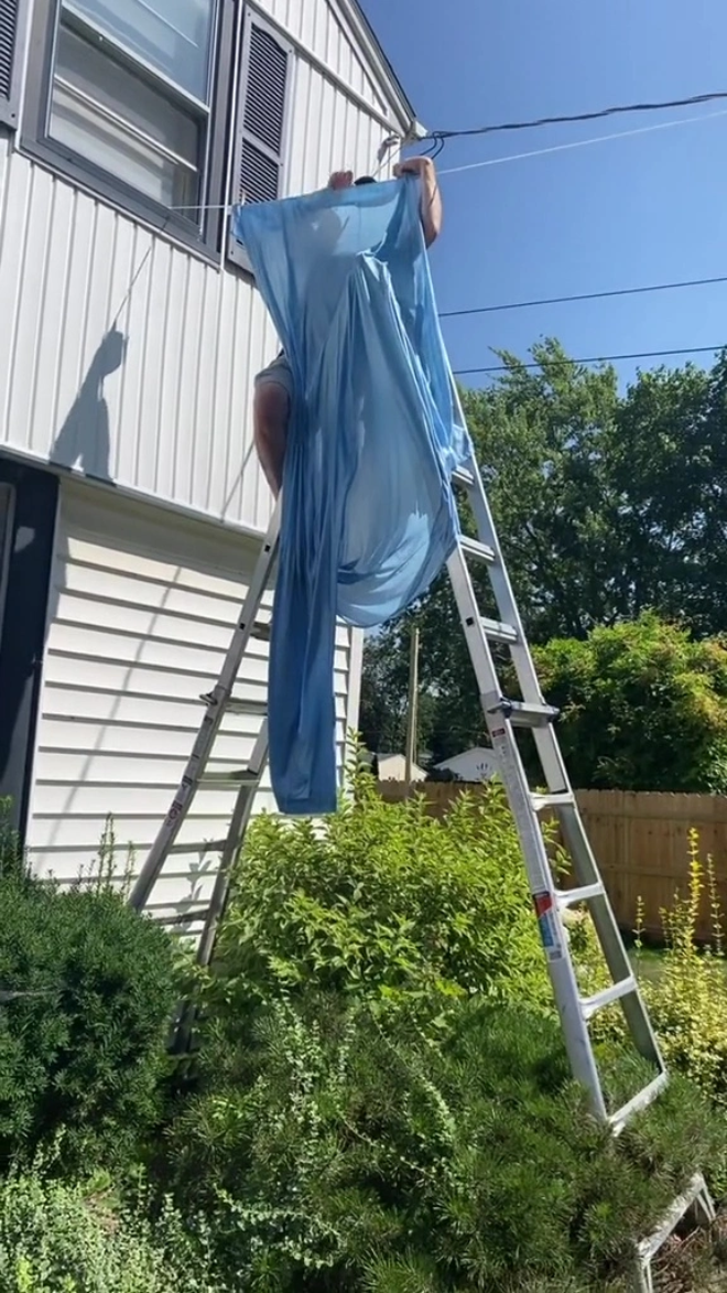 Màn trả đũa của đôi trẻ bị hàng xóm chĩa 5 cái camera vào nhà - 2