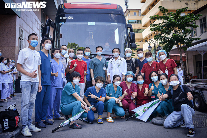 Ảnh: Gần 200 cán bộ y tế Bệnh viện Bạch Mai lên đường chi viện TP.HCM - 6