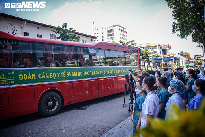 Ảnh: Gần 200 cán bộ y tế Bệnh viện Bạch Mai lên đường chi viện TP.HCM - 12