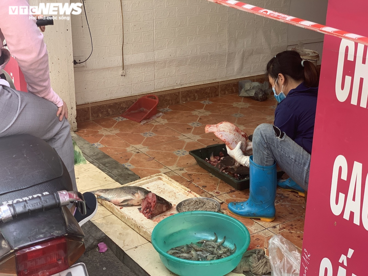 Nở rộ kiểu bán rau củ quả, thịt cá ngay trong nhà chưa từng thấy ở Hà Nội - 14