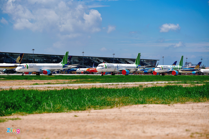 Cảnh gần trăm máy bay nằm đất, bọc kín ở Nội Bài - 7