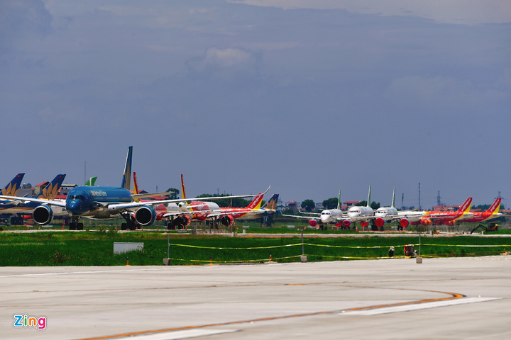 Cảnh gần trăm máy bay nằm đất, bọc kín ở Nội Bài - 13