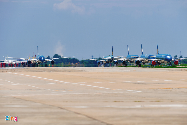 Cảnh gần trăm máy bay nằm đất, bọc kín ở Nội Bài - 6