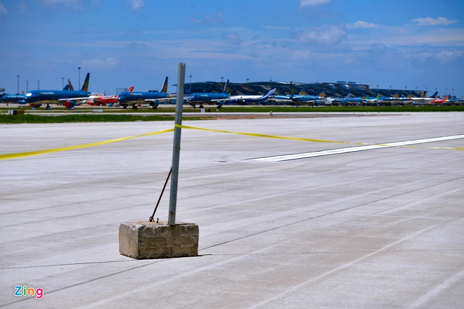 Cảnh gần trăm máy bay nằm đất, bọc kín ở Nội Bài - 1