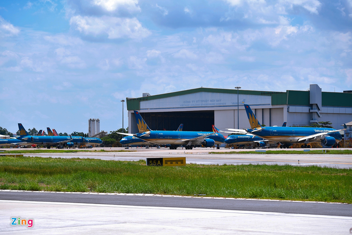 Cảnh gần trăm máy bay nằm đất, bọc kín ở Nội Bài - 3