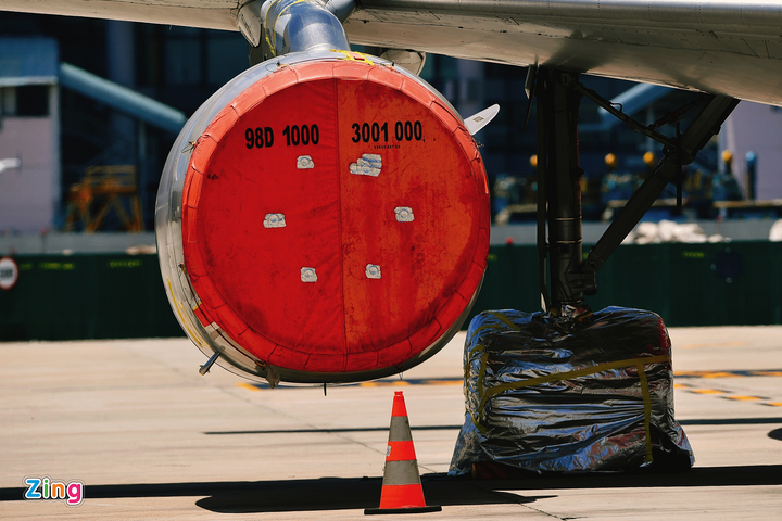 Cảnh gần trăm máy bay nằm đất, bọc kín ở Nội Bài - 9