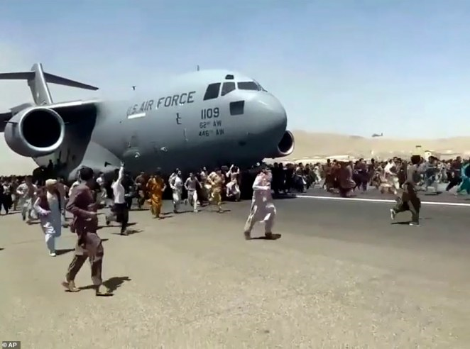 Taliban cho phép người ở sân bay Kabul di tản an toàn - 1