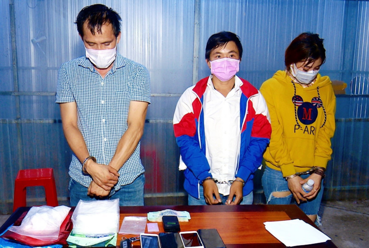 Ngụy trang ô tô thành 'xe chống dịch' để bán ma tuý - 2