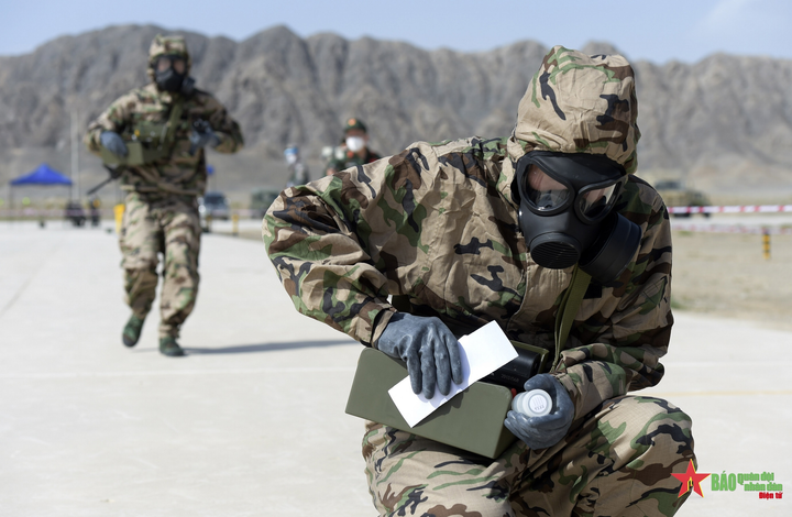 Tranh tài giữa sa mạc: Bộ đội Phòng hóa Việt Nam làm quen với vũ khí mới - 4