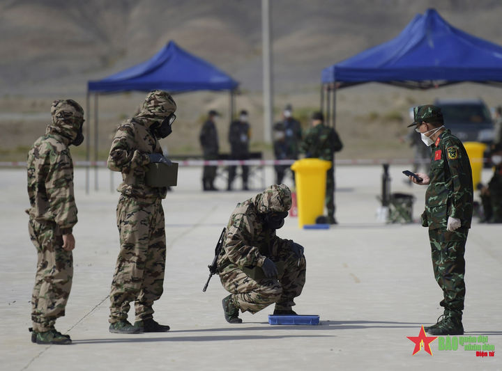 Tranh tài giữa sa mạc: Bộ đội Phòng hóa Việt Nam làm quen với vũ khí mới - 3