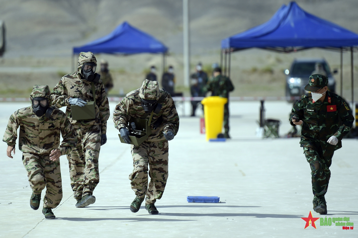 Tranh tài giữa sa mạc: Bộ đội Phòng hóa Việt Nam làm quen với vũ khí mới - 7