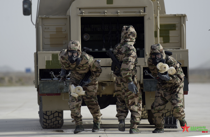 Tranh tài giữa sa mạc: Bộ đội Phòng hóa Việt Nam làm quen với vũ khí mới - 13