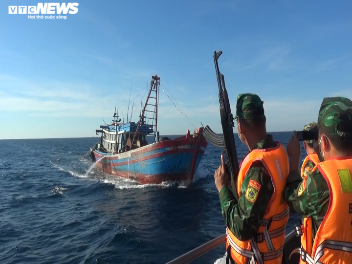 Bắt 2 tàu giã cào Quảng Ngãi tận diệt thuỷ sản trên vùng biển Quảng Trị - 1