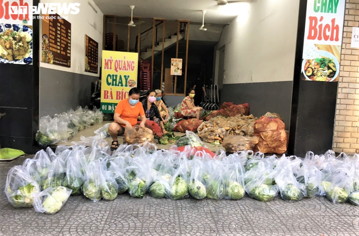 Ảnh: Xuyên ngày đêm chuyển nhu yếu phẩm hỗ trợ người dân Đà Nẵng - 3