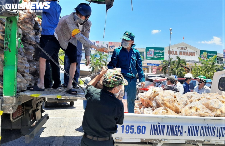 Ảnh: Xuyên ngày đêm chuyển nhu yếu phẩm hỗ trợ người dân Đà Nẵng - 1