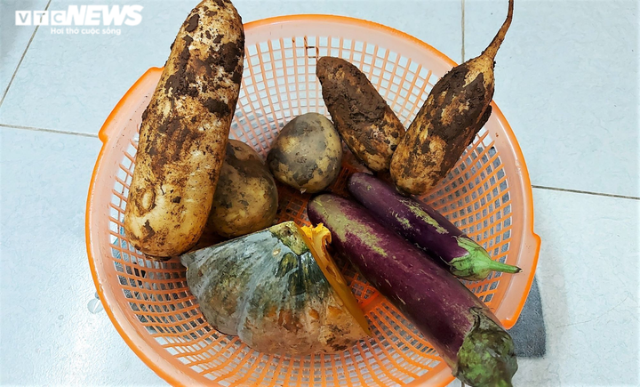 Ảnh: Xuyên ngày đêm chuyển nhu yếu phẩm hỗ trợ người dân Đà Nẵng - 6