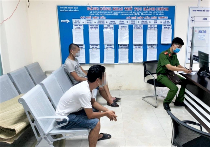 Đà Nẵng: Xử lý người thông chốt đi mua rượu, tụ tập đánh bài - 1