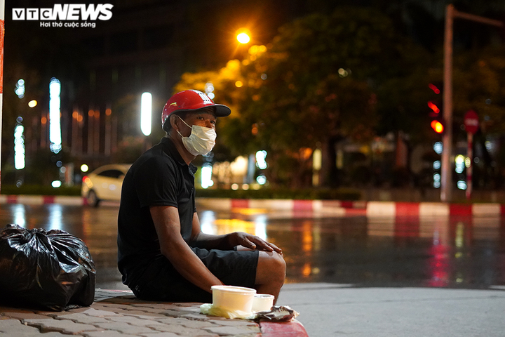 Mất việc phải ngủ gầm cầu, những mảnh đời lao động không còn chốn dung thân - 1