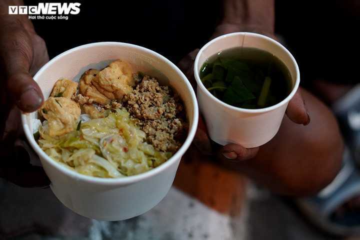 Mất việc phải ngủ gầm cầu, những mảnh đời lao động không còn chốn dung thân - 2