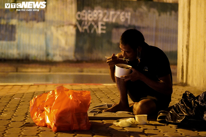 Mất việc phải ngủ gầm cầu, những mảnh đời lao động không còn chốn dung thân - 3